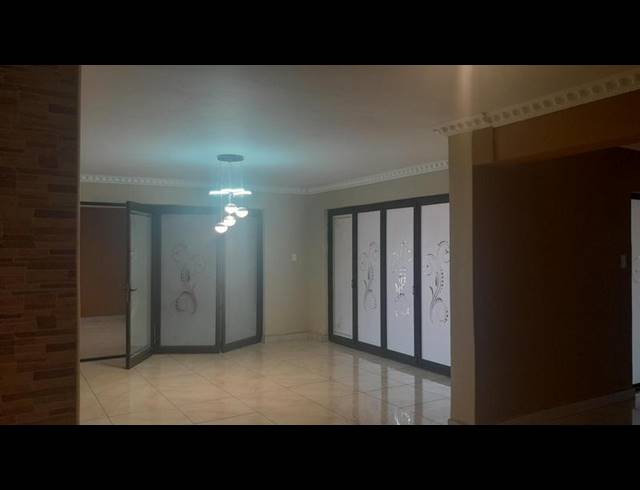 5 BEDROOM HOUSE FOR SALE IN SERALA VIEW